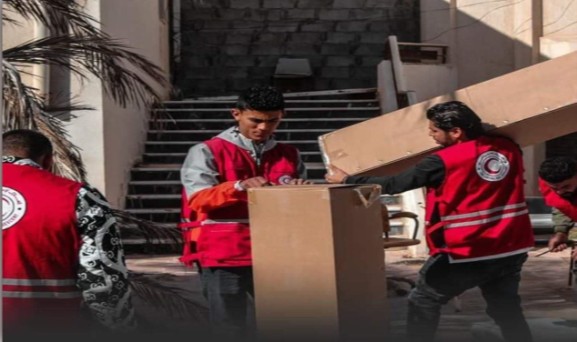 الصليب الأحمر يوزع مساعدات على الليبيين