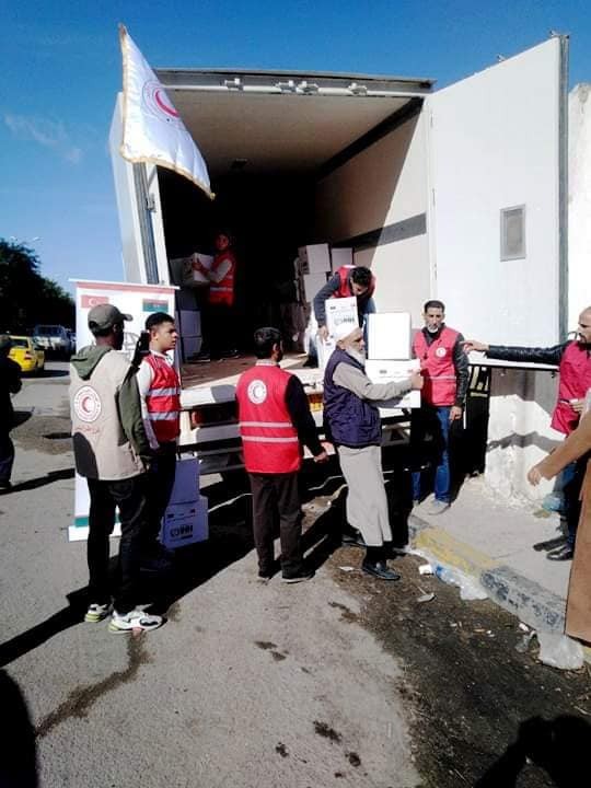 الهلال الأحمر يوزع مساعدات على الليبيين